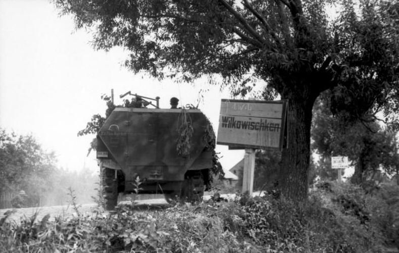 File:Bundesarchiv Bild 101I-732-0137-14, Ostpreussen, Wilkowischken, Schützenpanzer.jpg