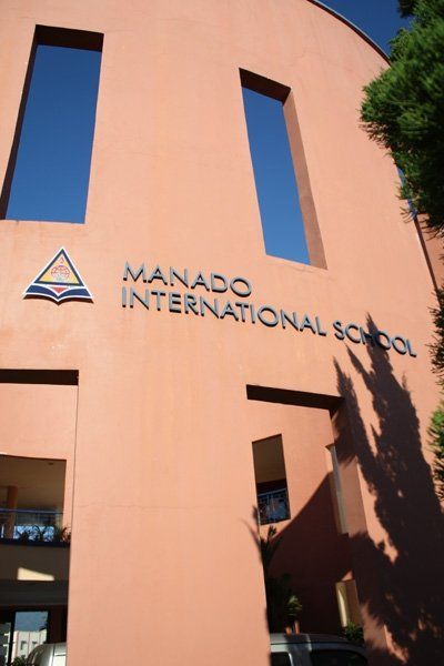 File:Manado International School Entrance.jpg