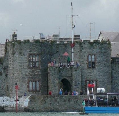 File:RWYC Clubhouse as seen from the straits.jpg