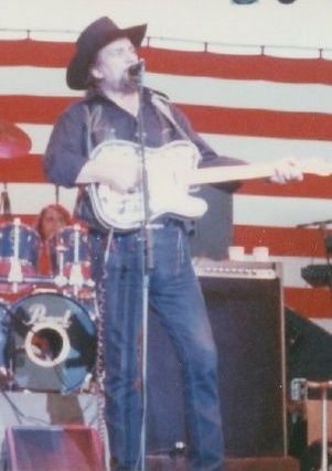 File:Waylon Jennings 1.jpg