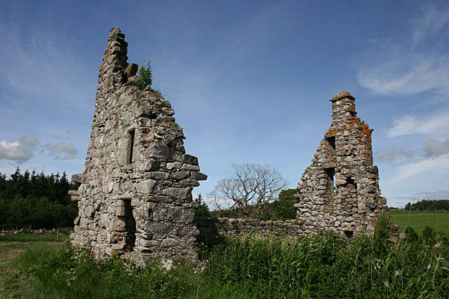 File:Avochie Castle (geograph 4033834).jpg