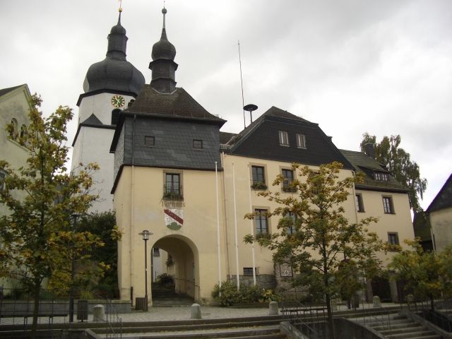 File:Berg-Ofr-Rathaus.jpg