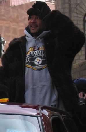 File:BigBen CharlieBatch SB40 parade (cropped).jpg