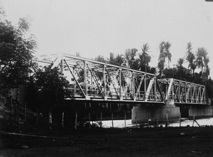 File:COLLECTIE TROPENMUSEUM Brug te Paloe TMnr 60033357.jpg