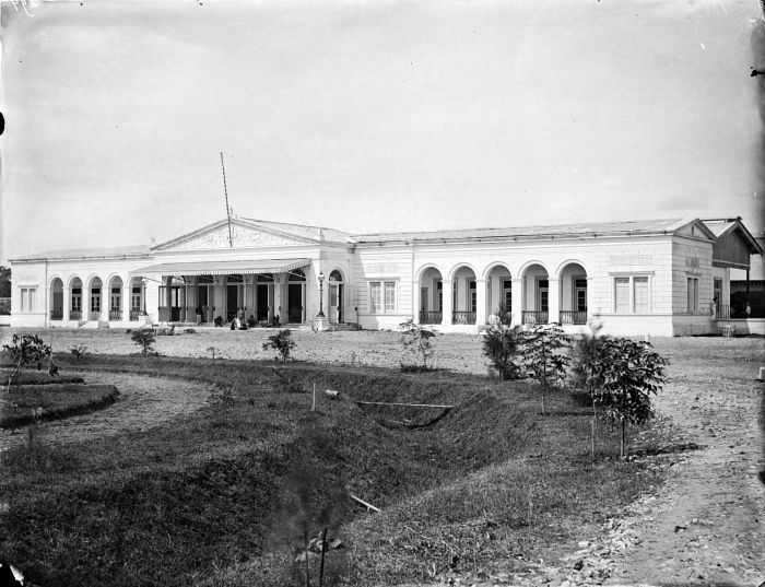 File:COLLECTIE TROPENMUSEUM Stationsgebouw Surabaya TMnr 10021960.jpg