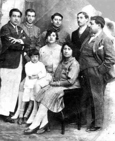 File:King Inayatullah Khan and family.jpg