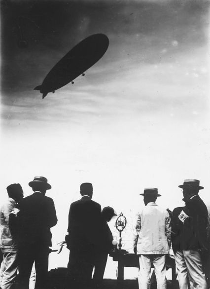 File:LZ 127 Graf Zeppelin arriving in Kasumi-ga-Ura.jpg