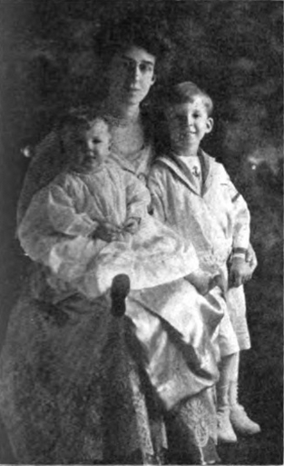 File:Lucy Kennedy Miller and children (1919).png