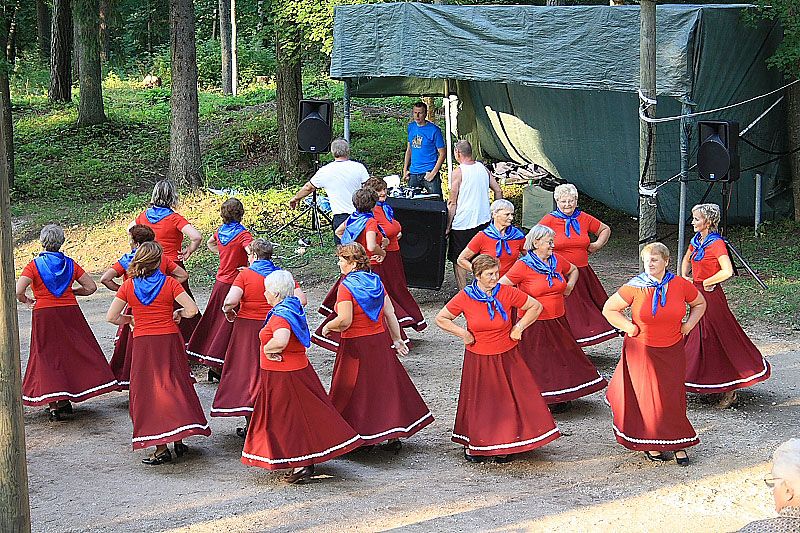 File:Võru-dancing group.JPG