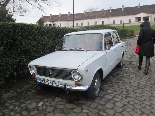 File:Lada VAZ 2101 in Hunedoara, Romania.JPG