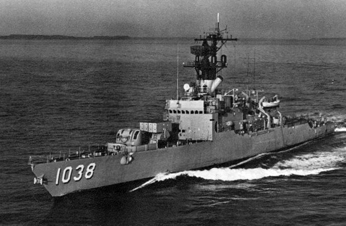 File:USS McCloy (DE-1038) off South America 1968.jpg