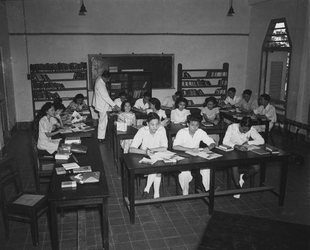 File:Francis Thomas in 1950, teaching a class.jpg