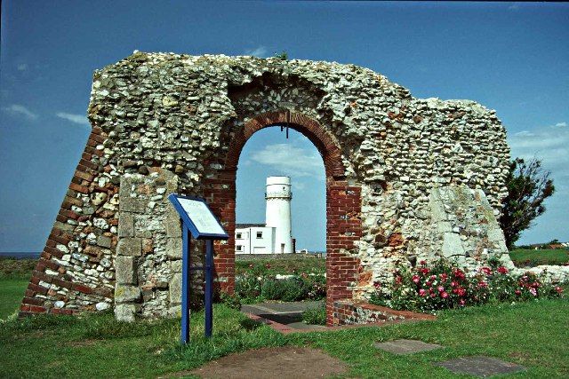 File:RemainsOfStEdmundsChapelAndLighthouseHunstanton(ChristineMatthews)Jul1992.jpg