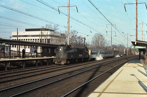 File:Amtrak GG1 at Metropark station, January 1976.jpg