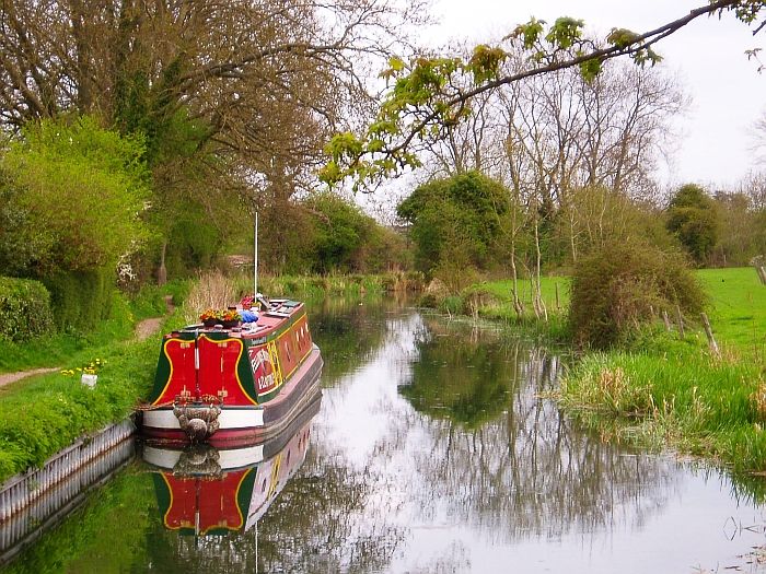 File:Basingstoke canal boat.jpg