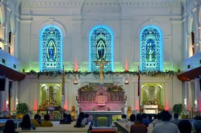 File:ChurchoftheSacredHeart-interior-Singapore-20040509.jpg