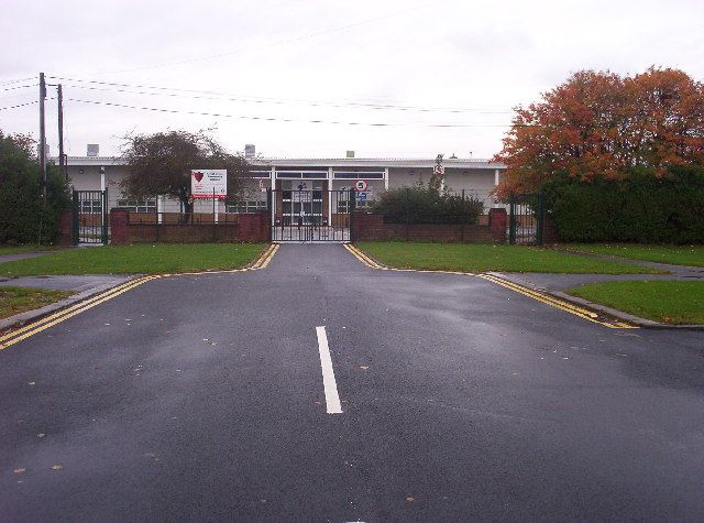 File:College Gates - geograph.org.uk - 69484.jpg