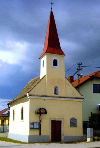 File:Etzmannsdorf Ortskapelle.jpg