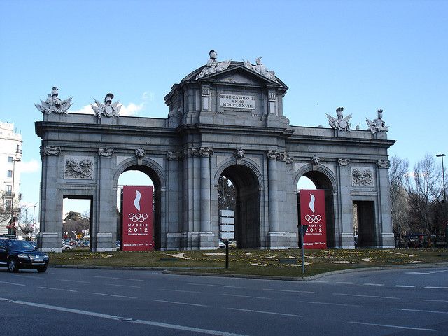 File:Madrid 2012 - Puerta de Alcalá.jpg