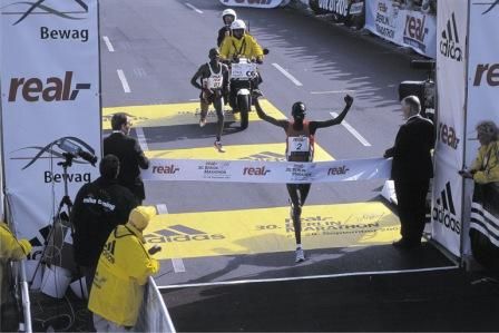 File:Paul Tergat winning the 2003 Berlin Marathon.jpg