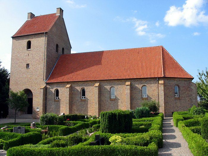 File:Lønstrup Kirke 2004.jpg