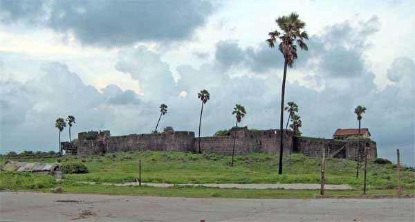 File:Madh-fort1.jpg