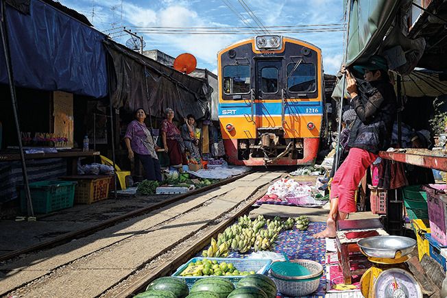 File:Samutsongkram Talad Rom Hoop 1.jpg