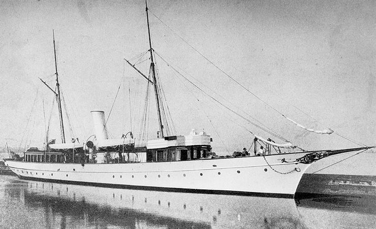 File:Steam Yacht Wadena in port.jpg