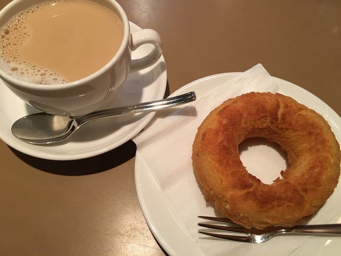 File:Donuts and Coffee at Rokuyosya.jpg