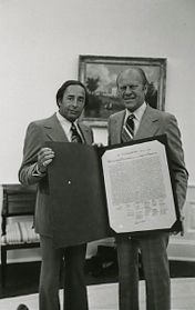 File:Richard DeVos and Gerald Ford (1975-06-06).jpg