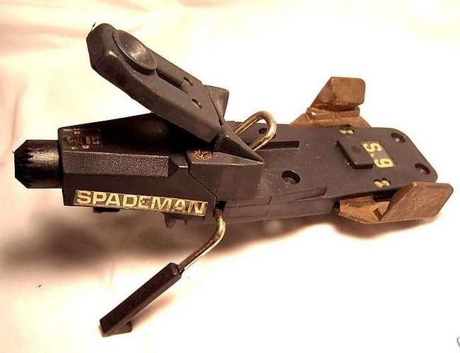 File:Spademan S-9 binding.jpg