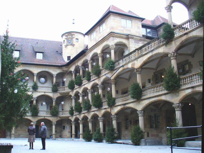 File:Stuttgart-altes-schloss-innenhof.jpg