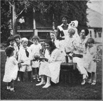 File:Winifred Sackville Stoner and her pupils (1916).png