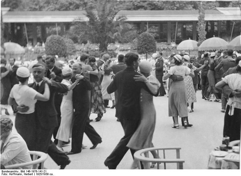 File:Bundesarchiv Bild 146-1976-141-21, Berlin, Tanzcafé.jpg