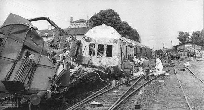 File:Bundesarchiv Bild 183-F0706-0041-001, Langenweddingen, Eisenbahnunglück.jpg