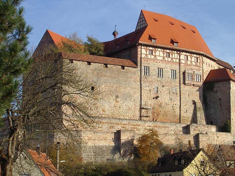 File:Cadolzburg-burg-wseite-gesamt-v-nw.jpg