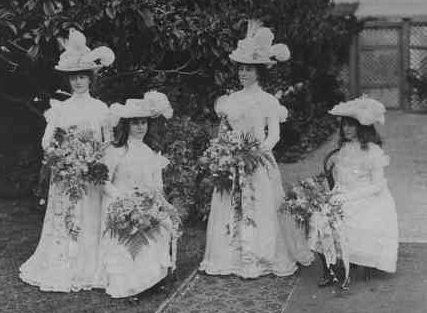 File:Elsie Bonython Bridesmaids-18 April 1900-B30390.jpg