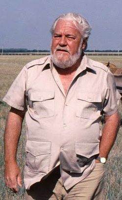 File:Gerald Durrell, Askania Nova (cropped).jpg