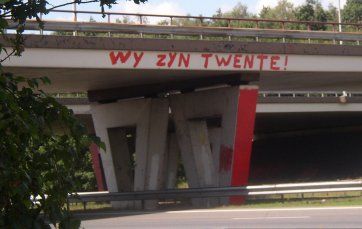 File:Graffiti viaduct boven A1.jpg