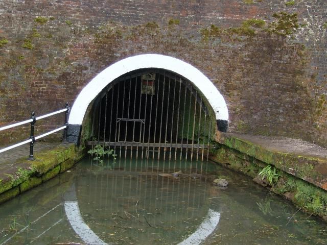 File:HarecastleBrindleyTunnel(AndyAndHilary)Apr2005.jpg