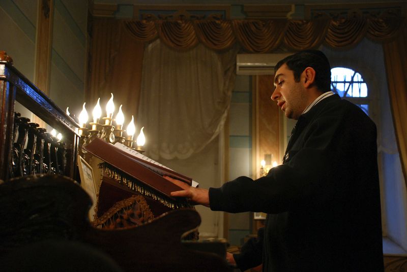 File:Tbilisi synagogue, Hanukkah - prayer 02.jpg