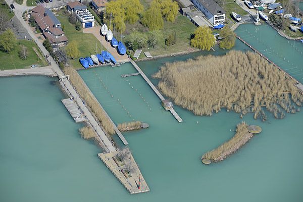 File:Balatonalmádi mólója madártávlatból.jpg