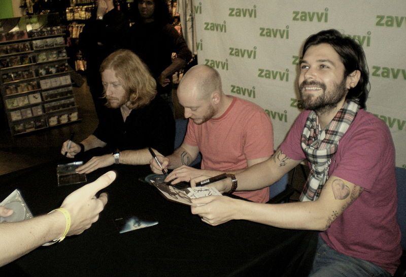 File:Biffy Clyro signing autographs.jpg