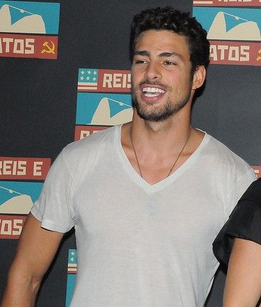 File:Cauã Reymond cropped.jpg