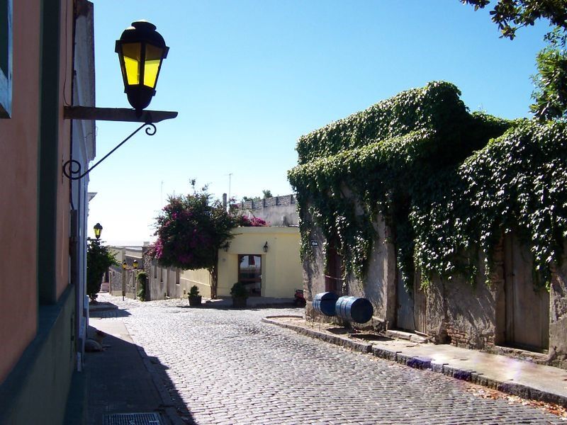 File:Colonia del Sacramento calle típica.JPG