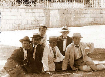 File:Hebron Yeshiva students, c. 1920s.png