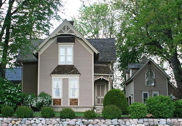 File:John Reichert Farmhouse May09.jpg