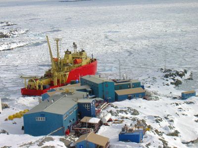 File:RV Lawrence M. Gould at Palmer Station.jpg