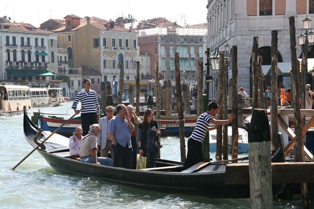 File:Traghetti - foot passenger gondolas.jpg