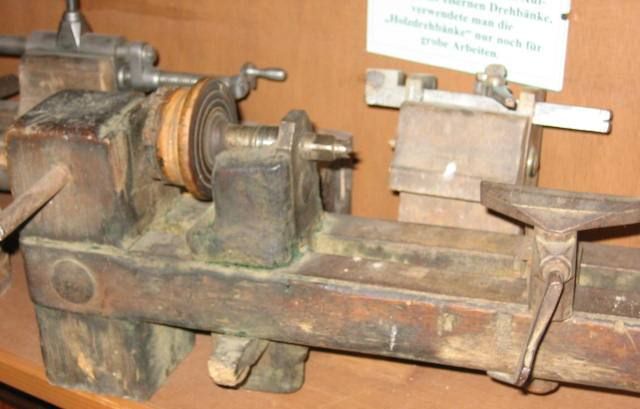 File:2006-AHS-D-Gueth- 009crop-lathe.JPG